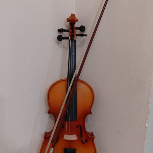 Violin 3/4 and 1/2 size like new with bow and strings