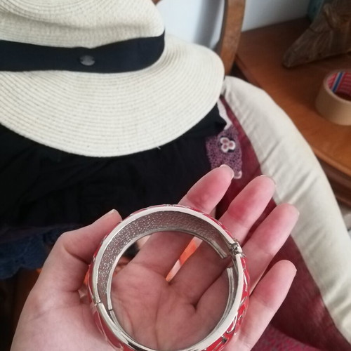 Metal red bracelet like new, diameter 7 cm