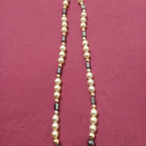 Women's necklace with pearls like new