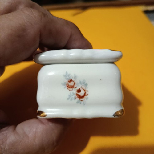 Porcelain jewelry box like new, small decorative container