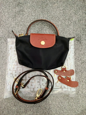 Μίνι τσαντάκι χειρός Longchamp σαν καινούργιο, μαύρο με χρυσές λεπτομέρειες