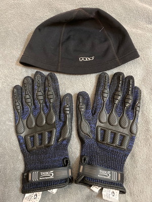 Γάντια προστασίας και σκουφός Polo μεταχειρισμένα, μαύρα