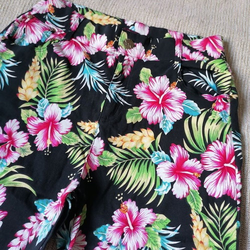 E&D Women's Bermuda shorts like new, size L, black floral