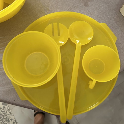 Camping set with large tupperware, 4 bowls and 6 durable plastic cups