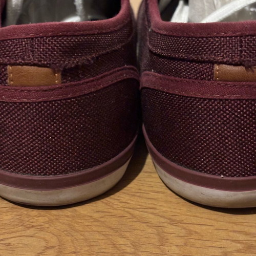 Low sneakers like new, burgundy with white laces, size 45
