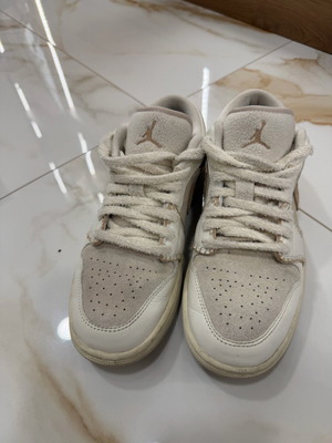 Nike Air Jordan Low μεταχειρισμένα, άσπρο και μπεζ, μέγεθος 40