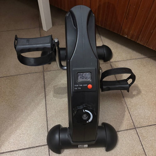 Exercise bike used for physiotherapy with adjustable pedals