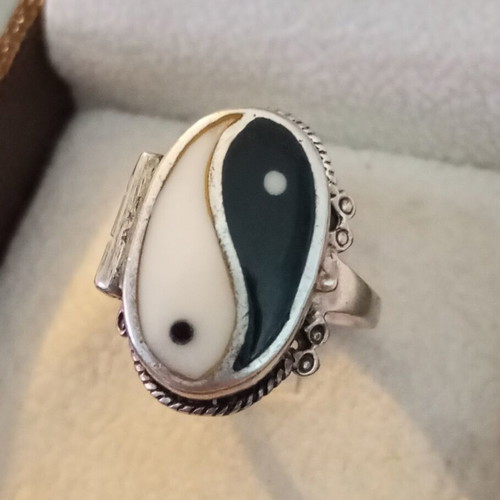 Silver 925 ring used with secret compartment and enamel