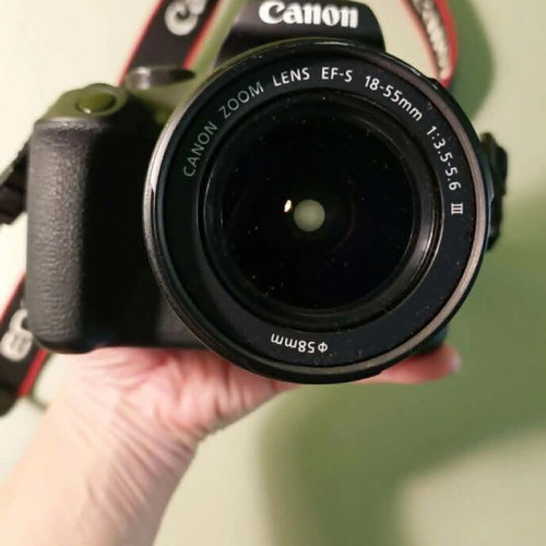 Canon EOS 2000D camera with 18-55mm lens like new and carrying bag