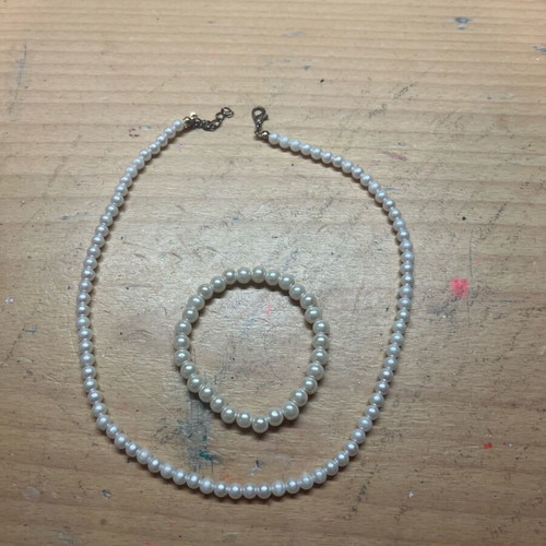 Necklace and bracelet set with white pearls like new