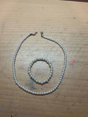 Necklace and bracelet set with white pearls like new