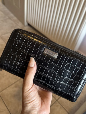 Doca women's wallet like new, black croco texture synthetic leather