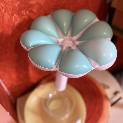Inflatable flower-shaped pool cup holder