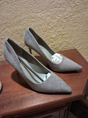 Gray suede high-heeled pumps like new, size 37