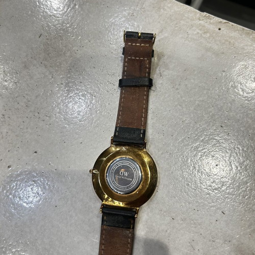 Daniel Wellington wristwatch unisex used, gold color