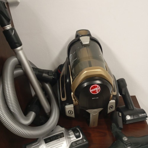 Hoover vacuum cleaner like new, bagless, good working condition