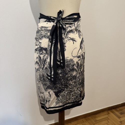 Satin skirt like new, black and white, one size