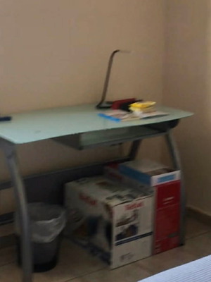 Γυάλινο γραφείο Neoset μεταχειρισμένο με συρόμενο συρτάρι για πληκτρολόγιο