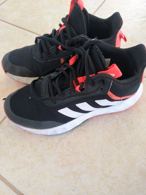 Adidas kids unisex athletic shoes used, size 37 1/3