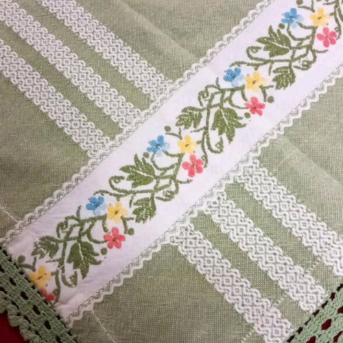 Tablecloth and three napkins with knitted lace around new