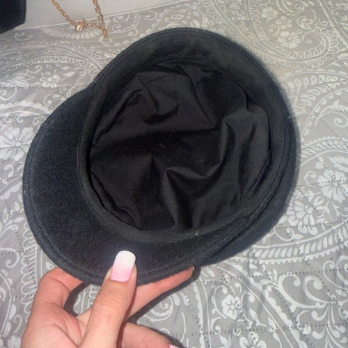 Capy r b hat like new, black