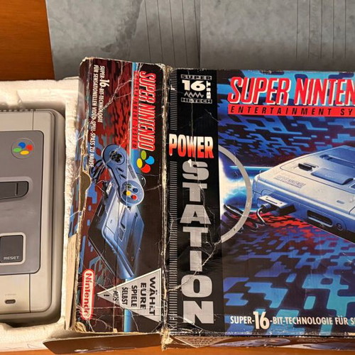 Super Nintendo Entertainment System (SNES) like new with original box