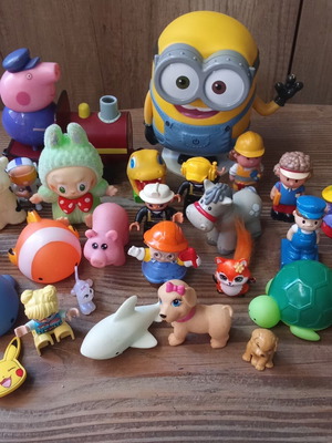 27 plastic figures set