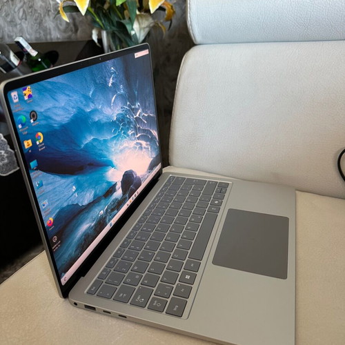 Microsoft Surface Laptop 7 Copilot+ 13.8" Touchscreen 120Hz like new, 16GB RAM, 512GB SSD