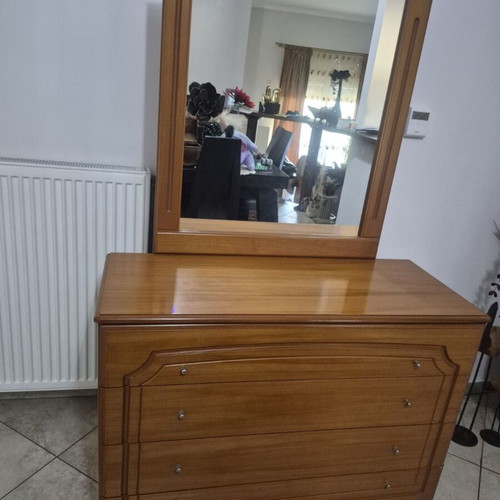 Dresser and mirror like new, wooden