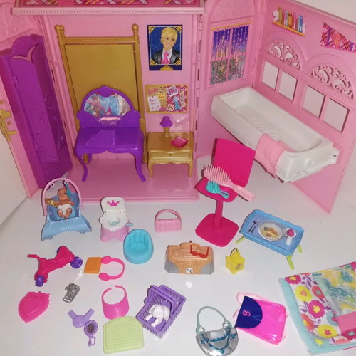 Vnt Barbie doll Hause 2010 like new with many accessories