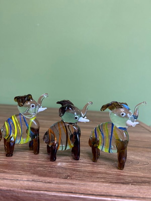 Set of three Murano style decorative glass elephants like new