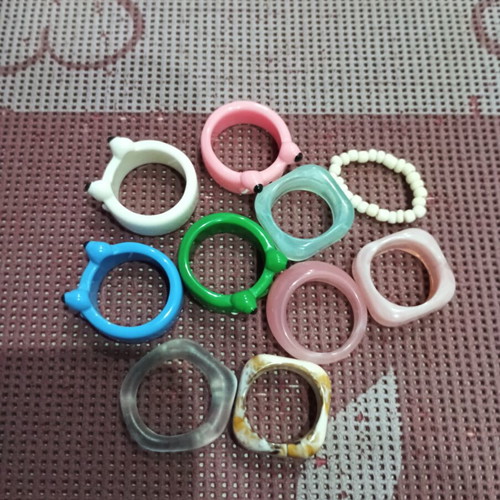 Pack of nine girls' rings made of acrylic resin, like new