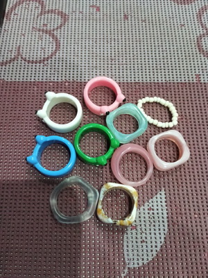 Pack of nine girls' rings made of acrylic resin, like new