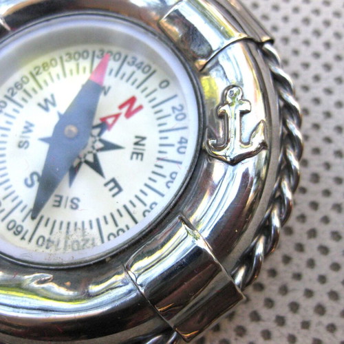 Table compass used in the shape of a sailor's lifebuoy
