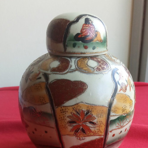 Vintage Chinese porcelain ginger jar with lid