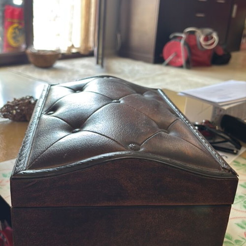 Wooden vintage quilted jewelry box like new, brown