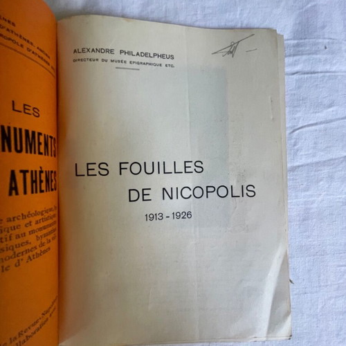 Set of used books and brochures on fine arts and archaeology