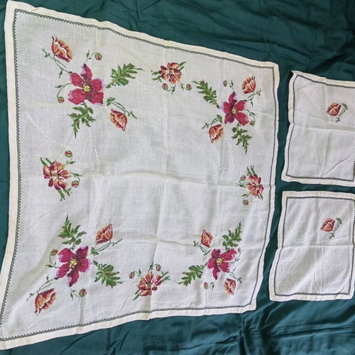 Tablecloth and doilies set with handmade embroidery like new, 60s