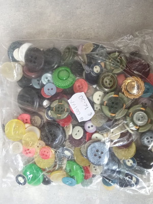 Pack of 100 buttons like new, from 1990-2000 decade