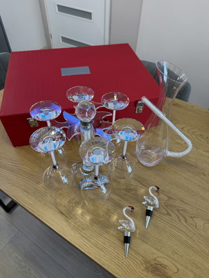 Σετ κρασιού Swarovski με βάση, έξι ποτήρια, καράφα και δύο τάπες καινούργιο