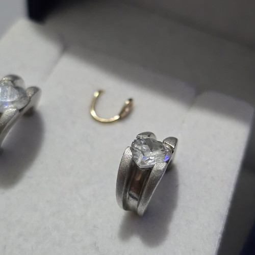 Silver earrings like new, vintage with velvet box
