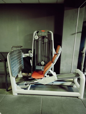 Leg press machine