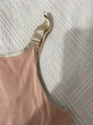 Crop top ροζ παλ με αυξομειωμένες τιράντες μεταχειρισμένο