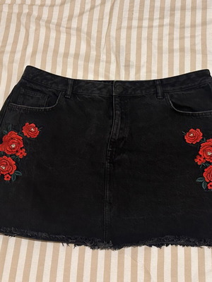 Mini denim skirt with embroidered details, new, size XL