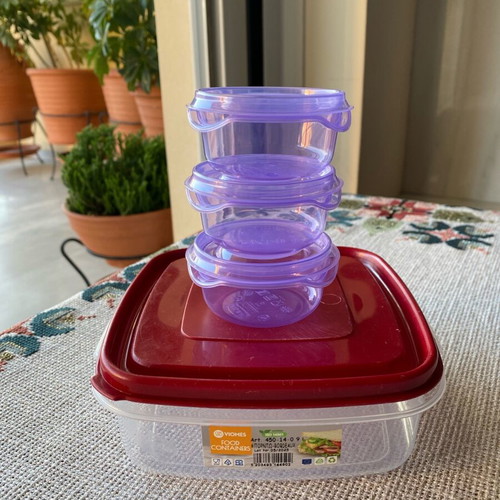 Plastic food containers two sizes like new, minimally used