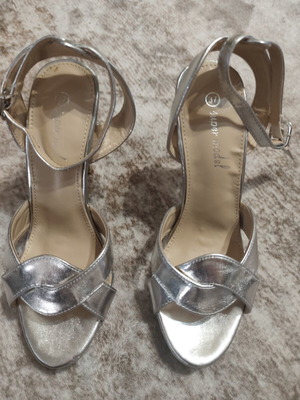 Silver Heeled Sandals size 37 new with metallic shine