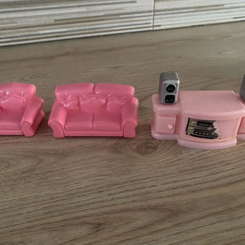 Dollhouse furniture with 2 figures used