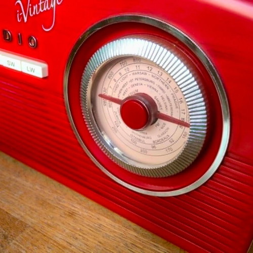 Akai i-Vintage radio like new, red wood effect