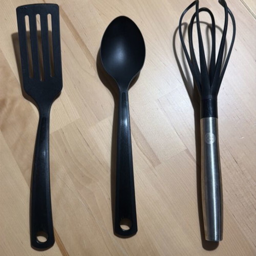 Kitchen utensil set like new, nylon spatula, spoon, whisk