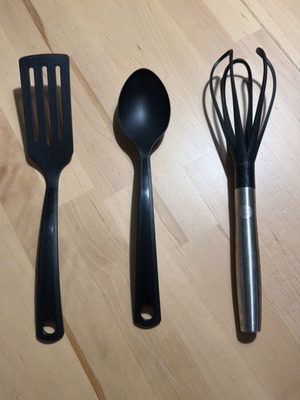 Kitchen utensil set like new, nylon spatula, spoon, whisk